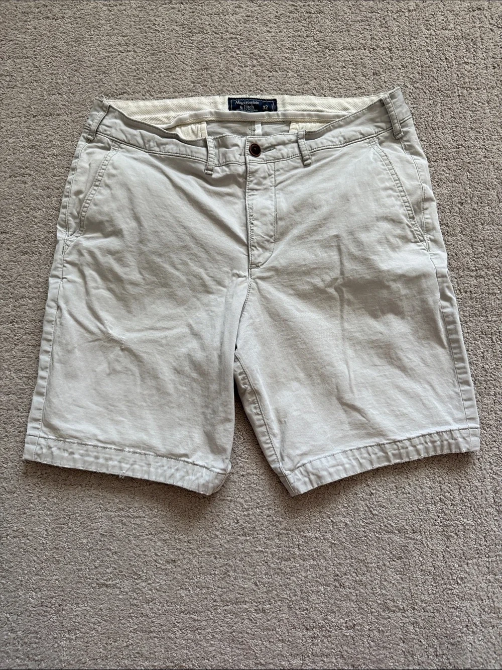 Abercrombie & Fitch Light Gray Flat-Front Men's Shorts - 32